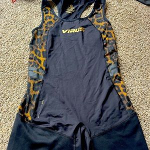 Virus powerlifting singlet size medium